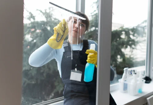 Nettoyage de vitres intérieures et extérieures à Craon